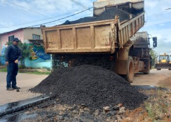 Prefeitura realiza operação tapa-buracos na Estrada da Areia Branca, zona Sul de Porto Velho