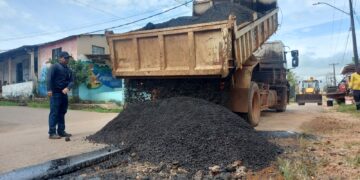 Prefeitura realiza operação tapa-buracos na Estrada da Areia Branca, zona Sul de Porto Velho