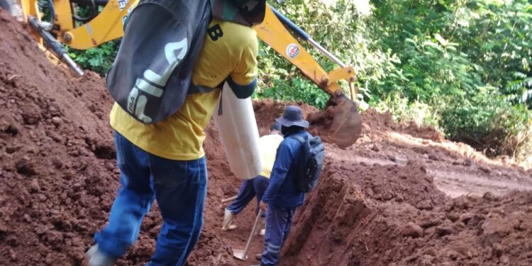 Prefeitura de Porto Velho instala tubos de drenagem na Estrada Araras