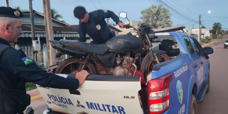 10º BPM – Polícia Militar em Rolim de Moura recupera veículo furtado e conduz dois envolvidos.
