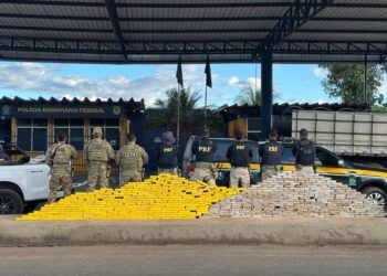 Em Barreiras (BA), PRF apreende quase meia tonelada de cocaína após fuga de motorista