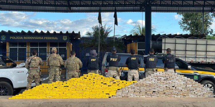 Em Barreiras (BA), PRF apreende quase meia tonelada de cocaína após fuga de motorista