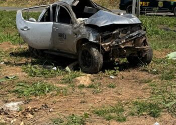Caminhonete capota na BR-364 e fica completamente destruída
