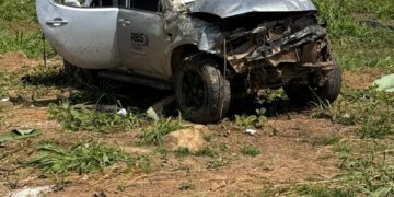 Caminhonete capota na BR-364 e fica completamente destruída