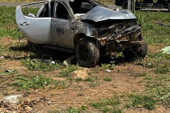Caminhonete capota na BR-364 e fica completamente destruída