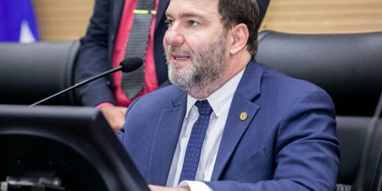 Presidente da Assembleia, Alex Redano, solicita oferta de cursos profissionalizantes para Ouro Preto do Oeste