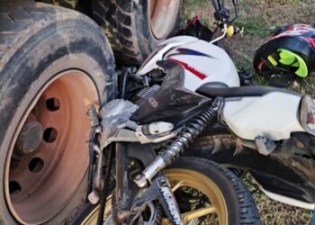 Caminhão pipa adentra BR-364 e por pouco não esmaga motociclista, que fica com veículo sob as rodas