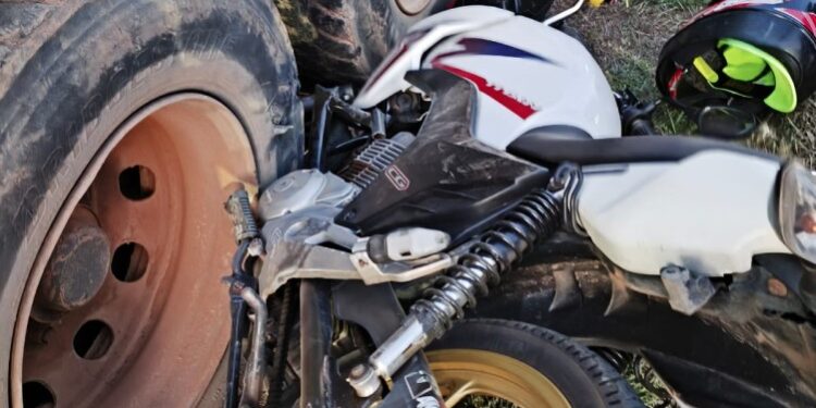 Caminhão pipa adentra BR-364 e por pouco não esmaga motociclista, que fica com veículo sob as rodas