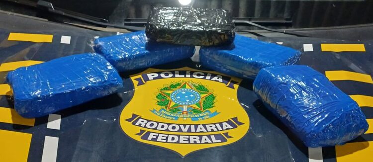 PRF apreende droga em ônibus de viagem interestadual