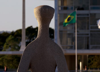 STF abre inquérito para investigar deputado Eduardo Bolsonaro por coação e tentativa de obstrução de Justiça