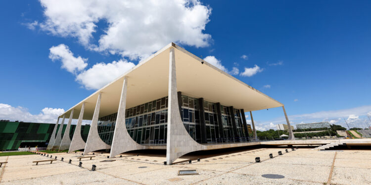 STF dá prazo de 180 dias para Congresso criar crime de retenção dolosa de salários