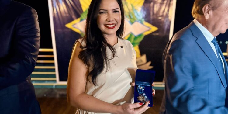 Deputada Federal Cristiane Lopes é homenageada com Medalha Mérito da Comunicação Social da Polícia Militar de Rondônia