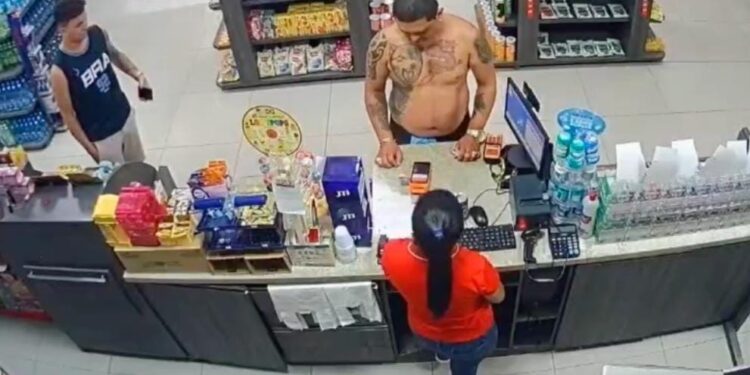 “Pegou o dele”: valentão que jogou cerveja em funcionária recebe lição inesquecível, em Manaus; veja vídeo