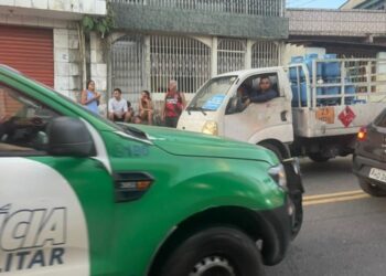“Foi mais de 20 tiros”: jovem de 19 anos é morto na guerra do tráfico no bairro Compensa; veja vídeo