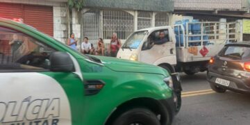 “Foi mais de 20 tiros”: jovem de 19 anos é morto na guerra do tráfico no bairro Compensa; veja vídeo