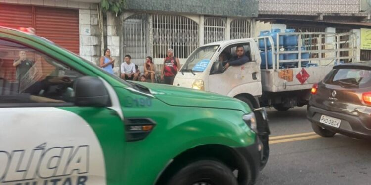 “Foi mais de 20 tiros”: jovem de 19 anos é morto na guerra do tráfico no bairro Compensa; veja vídeo