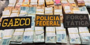 Mulher é presa tentando fugir com meio milhão escondido em painel de carro
