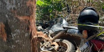 Motociclista perde o controle e colide com árvore na Linha 603