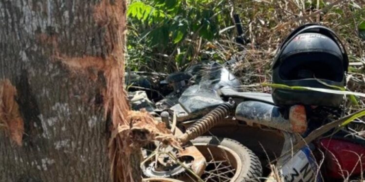 Motociclista perde o controle e colide com árvore na Linha 603