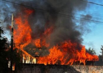 Incêndio destrói residência de madeira em Governador Jorge Teixeira – VEJA O VÍDEO