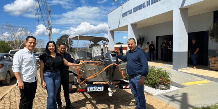 Cristiane Lopes reforça apoio a assistência social com entrega de barco e equipamentos em Machadinho D’Oeste