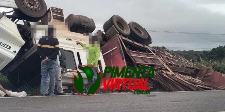 Carreta carregada com lenha tomba na BR-364 entre Pimenta Bueno e Riozinho