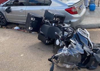 Idoso fica gravemente ferido em colisão entre carro e moto BMW no centro