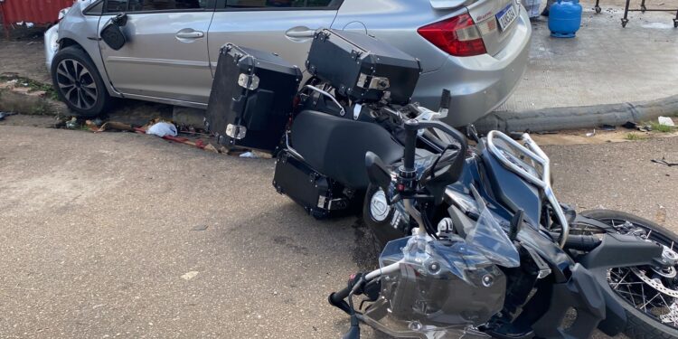 Idoso fica gravemente ferido em colisão entre carro e moto BMW no centro