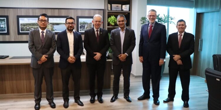 Membros do Ministério Público do Acre realizam visita institucional à sede do MPRO