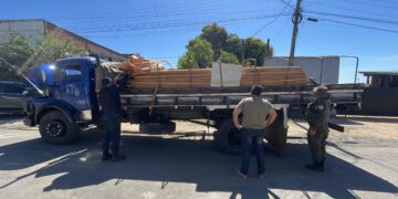 Abordagem por Transporte Ilegal de Madeira Resulta em Cumprimento de Mandado de Prisão em Novo Horizonte do Oeste