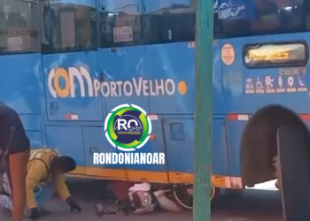 Milagres acontecem: Motociclista quase morreu ao ter moto arrastada por ônibus. – VEJA O VÍDEO