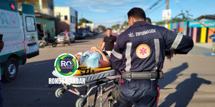 Mulher é socorrida as pressas após ser atingida por carro