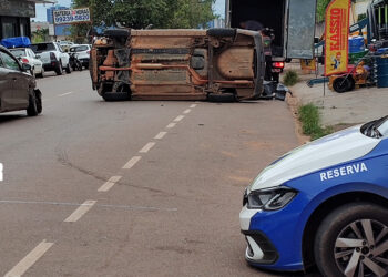 Veículo capota após colisão na Avenida Amazonas, bairro Nossa Senhora das Graças