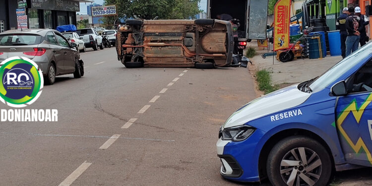 Veículo capota após colisão na Avenida Amazonas, bairro Nossa Senhora das Graças