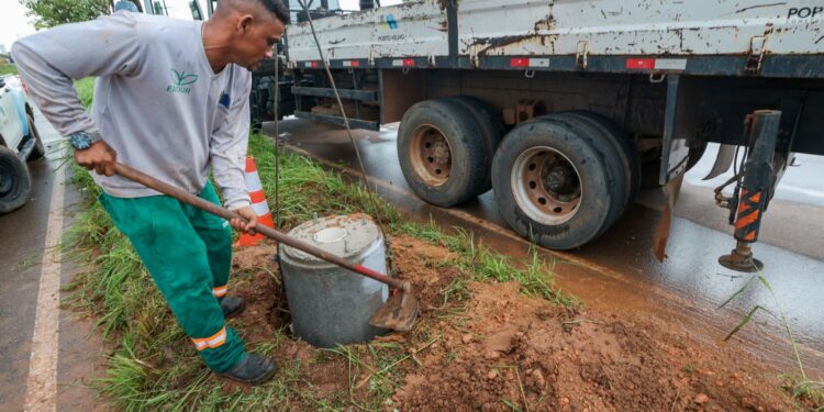 Após anos na escuridão, trecho da avendia Guaporé começa a receber sistema seguro de iluminação