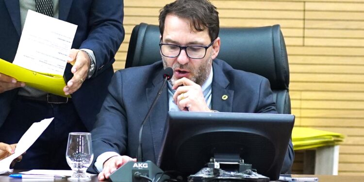 Alex Redano indica adesão de Rondônia ao convênio que concede isenção de ICMS para o “asfalto ecológico”