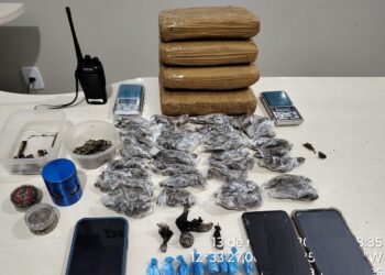 AO ATENDER OCORRÊNCIA DE VIOLÊNCIA DOMÉSTICA, POLÍCIA MILITAR APREENDE DROGAS E CONDUZ SUSPEITO EM CHUPINGUAIA
