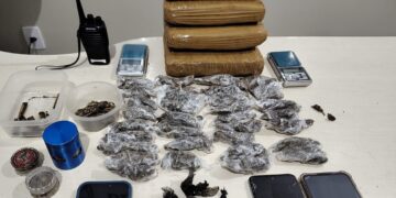 AO ATENDER OCORRÊNCIA DE VIOLÊNCIA DOMÉSTICA, POLÍCIA MILITAR APREENDE DROGAS E CONDUZ SUSPEITO EM CHUPINGUAIA
