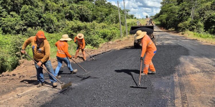 Mais de 35 km da RO-383 já receberam manutenção do governo de RO entre Rolim de Moura e Alta Floresta d’Oeste