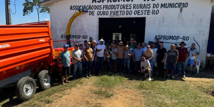 Laerte Gomes entrega equipamentos agrícolas para fortalecer a agricultura familiar em Ouro Preto D’Oeste