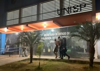 Homem invade igreja, danifica patrimônio e agride policiais durante abordagem