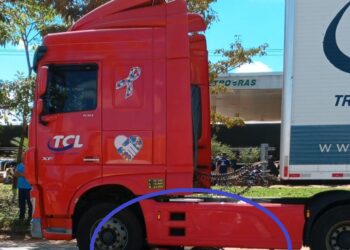 Motociclista escapa por pouco de ser esmagado por carreta na BR-364