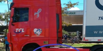 Motociclista escapa por pouco de ser esmagado por carreta na BR-364