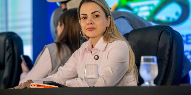 Deputada Cláudia de Jesus solicita professora da escola estadual de Ji-Paraná