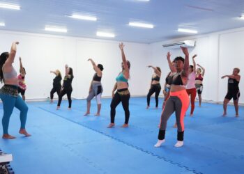 Aulas gratuitas de Dança do Ventre na Vila Olímpica Chiquilito Erse reúnem participantes de todas as idades