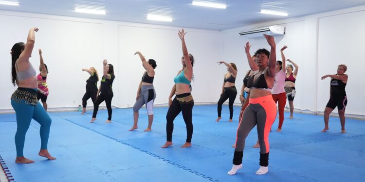 Aulas gratuitas de Dança do Ventre na Vila Olímpica Chiquilito Erse reúnem participantes de todas as idades