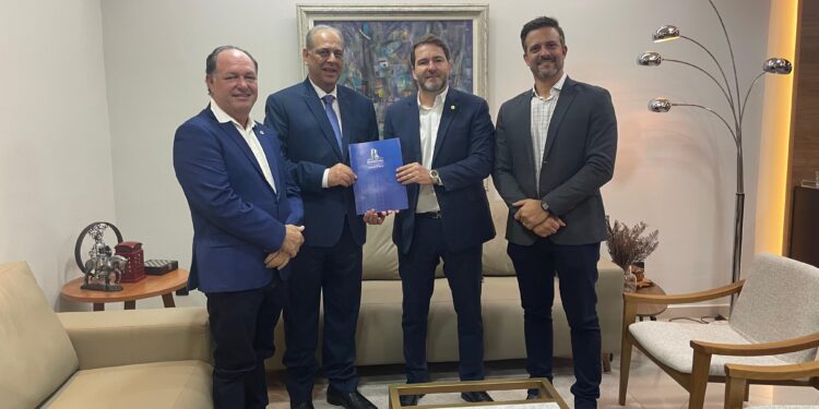 Deputado Pedro Fernandes participa da entrega de relatório da CPI das Reservas ao Tribunal de Justiça