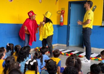Estudantes aprendem sobre regras de segurança no trânsito com teatro e brincadeiras