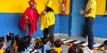 Estudantes aprendem sobre regras de segurança no trânsito com teatro e brincadeiras
