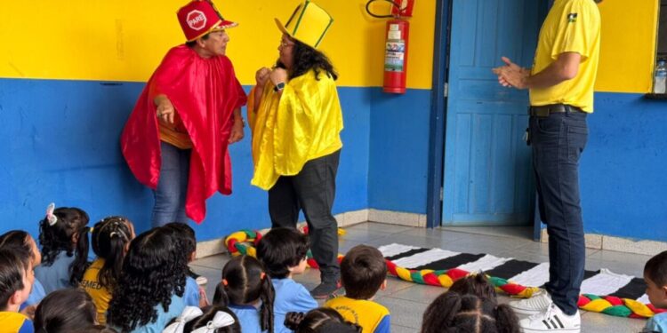 Estudantes aprendem sobre regras de segurança no trânsito com teatro e brincadeiras